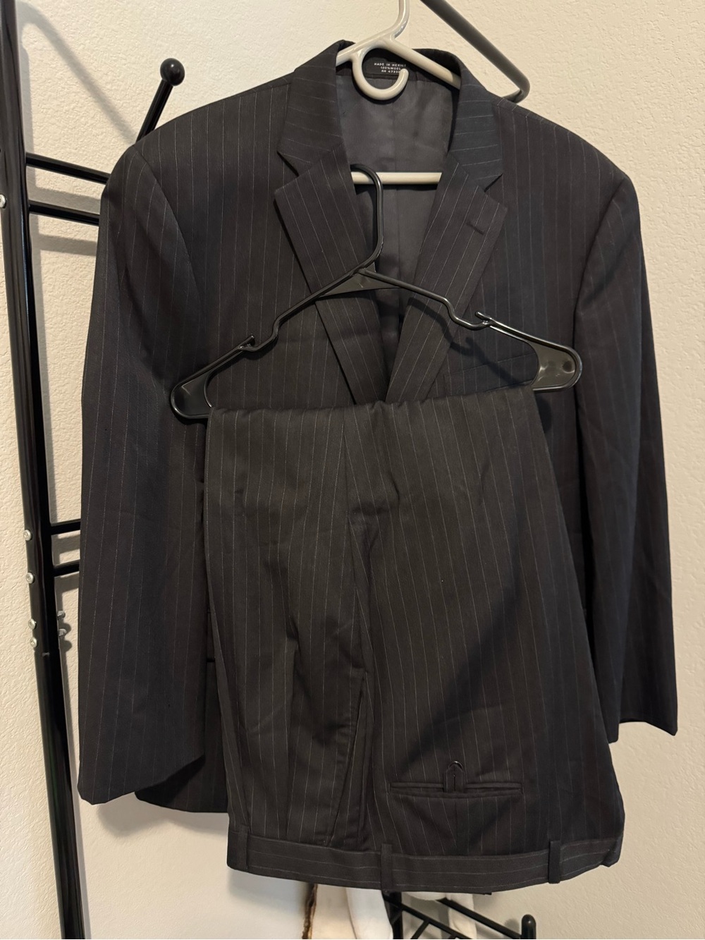 Men's Black Pinstripe Two-Piece Suit — Classic Tailored Look 46R/38/30